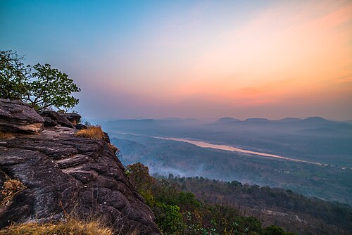 タイで一年で最初の太陽の光を浴び、メコン川とその向こうのラオスを見渡すチャナダイ崖