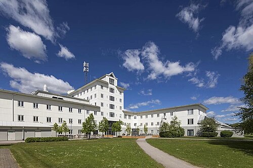 ミャルデヴィにあるメインビルディング、コレギウムには、大学のビジネスインキュベーターであるLEADが入居している。