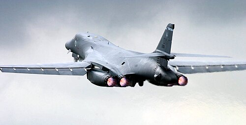 2004 年のロイヤル インターナショナル エア タトゥー航空ショーでの B-1B の背面図