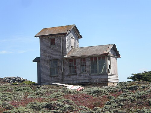 海軍が最初の救命艇基地を占拠していた当時の無線方位盤の建物