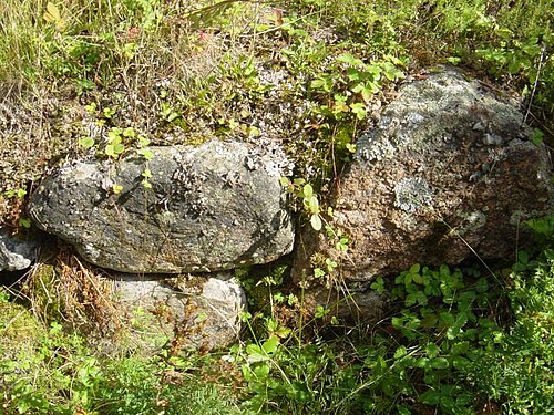 城の岩山に残る数少ない建造物のいくつか