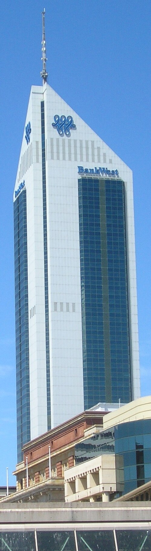 サービスコアを含む建物の北側と東側を示す図