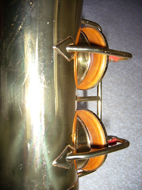 1947年以前の特徴的なロールドサックストーンホールを示すConn 6Mアルトサックス（1935年製）の詳細。Conn Res-o-Padは装着されていないことに注意してください。