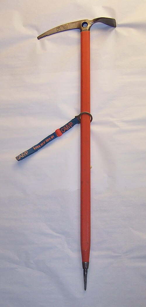 1970 年代後半の金属製ハンドル付きピッケル 長さ: 91 cm (35+3⁄4 インチ) 重量: 960 g (33+3⁄4 オンス)