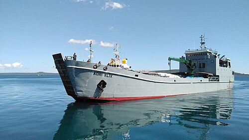インドネシア陸軍水上輸送部隊のLST（揚陸艦）。