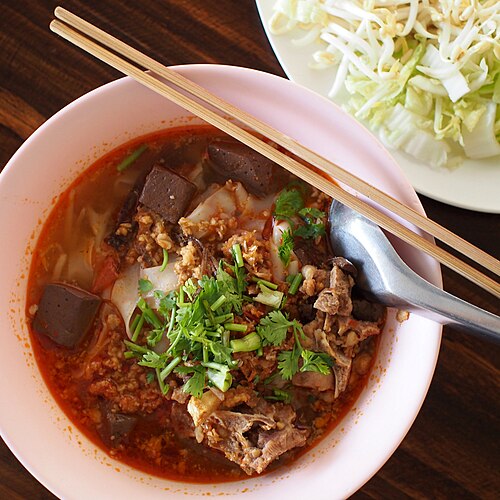 カオソーイメーサイは豚ひき肉と凝血が入ったタイ風の料理で、ココナッツミルクやカレーは入っていませんが、ナムルと同じソースが使われています。