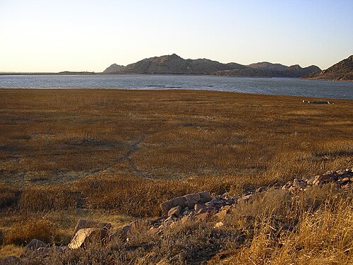 基礎部分が一部崩れた乾燥した湖底の写真。