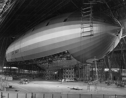 USSメイコンの前方の床にあるマギルス製の梯子