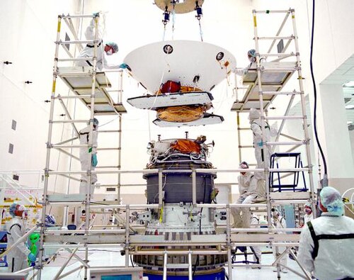 火星極地着陸機の突入カプセル。スター48ロケットの上段に取り付けられる直前の状態。