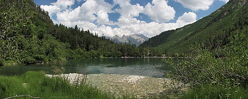 カラチャエフスキー地区のトレチェ・バドゥクスコエ湖