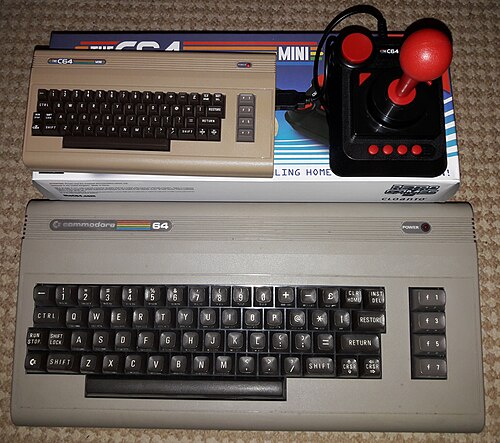 C64と、それよりずっと小型のTHEC64 Mini