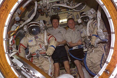ゲンナジー・パダルカ氏（左）と宇宙飛行士のマイケル・フィンケ氏が、オーラン宇宙服を着てポーズをとっている。