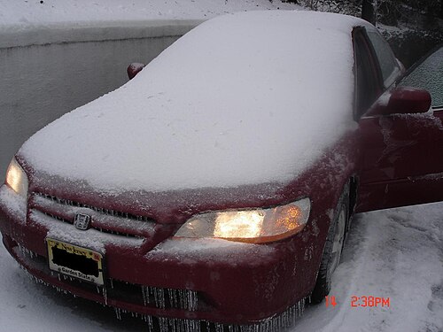 猛吹雪の後、雪と氷に覆われたニュージャージー州の車。