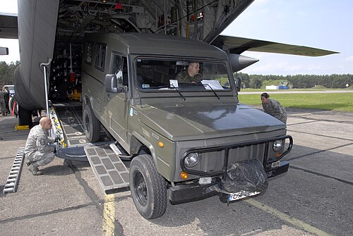 ホンカーを輸送するC-130