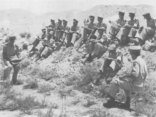 クエッタの歩兵学校で戦術的な議論を行う下級将校たち