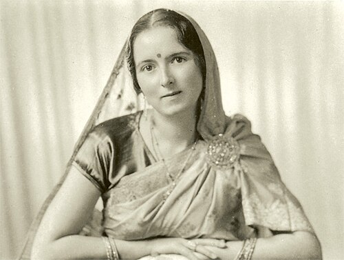 1937年頃、インドの民族衣装を身にまとったサヴィトリ・デヴィの白黒写真。