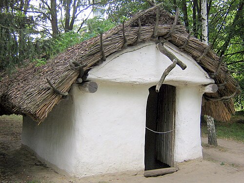 民俗建築と家庭の伝統博物館にある 11 世紀のキエフ大公国の家のレプリカ