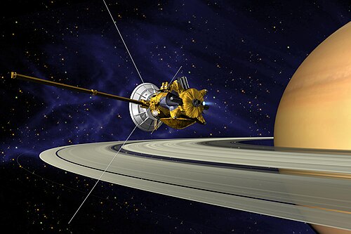 カッシーニ探査機が土星の環付近で土星周回軌道投入マニューバを実行している様子を描いたイラスト。