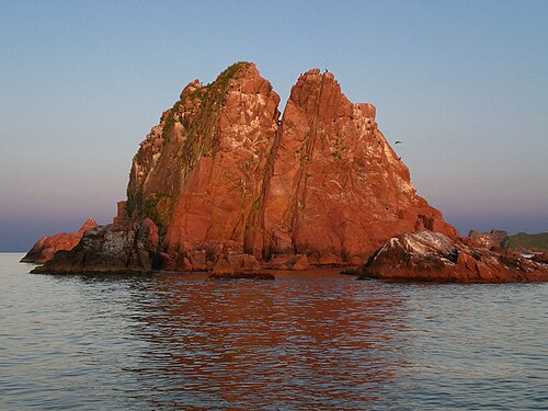 ウラジオストク近郊の小ベルホフスキー諸島の夕日 [ru]