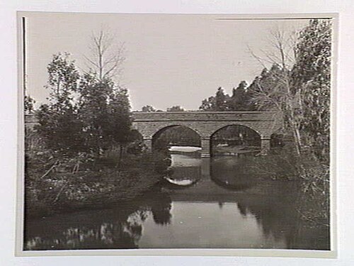 1859年に青石を使って建設された旧ベイツフォード橋