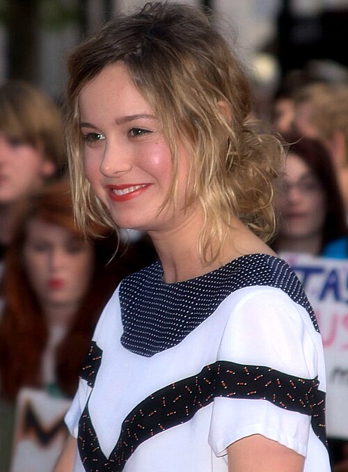 笑顔のブリー・ラーソンの上半身ショット