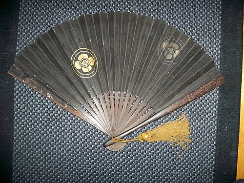 江戸時代の日本の（武士の）軍扇。木製の骨と鉄製の外蓋が付いています。