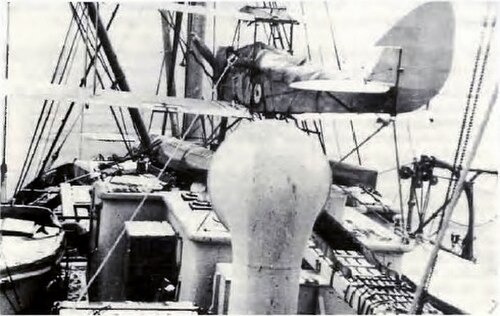 船上のフロートに載せられた複葉機の後ろ姿