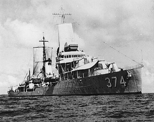 帆を張った海軍の軍艦