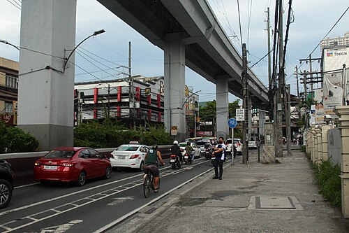 駅近くのオーロラ大通りの一部。上にはLRTライン2の高架橋が見えます。