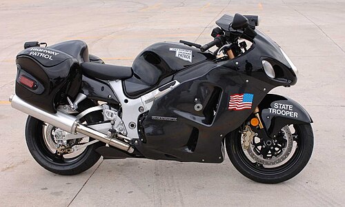 囲まれた車体を持つ現代のスポーツバイクの側面図。側面には米国旗、オクラホマ州の形のデカール、ハイウェイパトロールと州警察の文字が描かれ、黒く塗装されている。