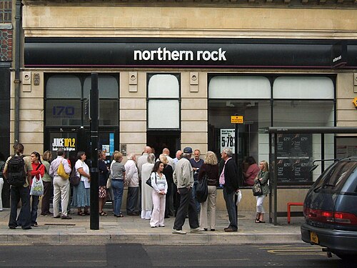 ノーザン・ロック銀行の支店の入り口に、大勢の人が列を作っている。