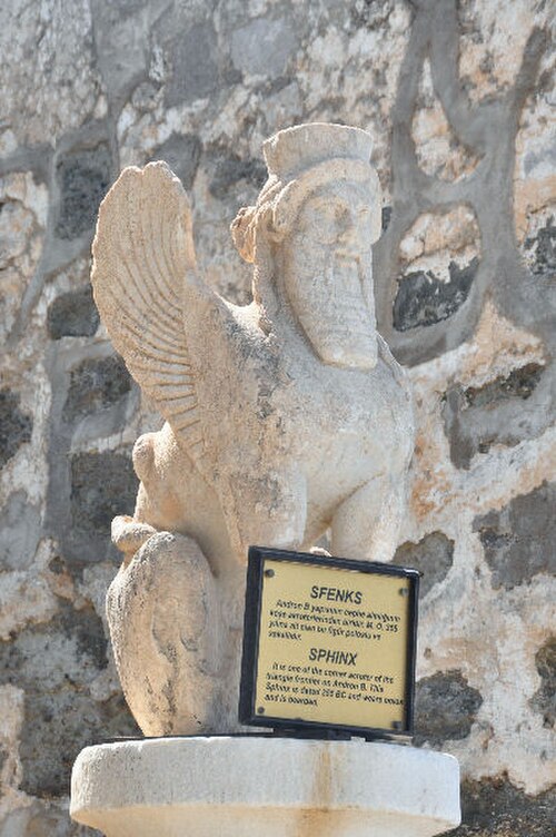 紀元前355年、カリアの首都ハリカルナッソスで発見されたアケメネス朝のスフィンクス。ボドルム城で発見されたが、ハリカルナッソスのマウソロス霊廟から出土した可能性もある。