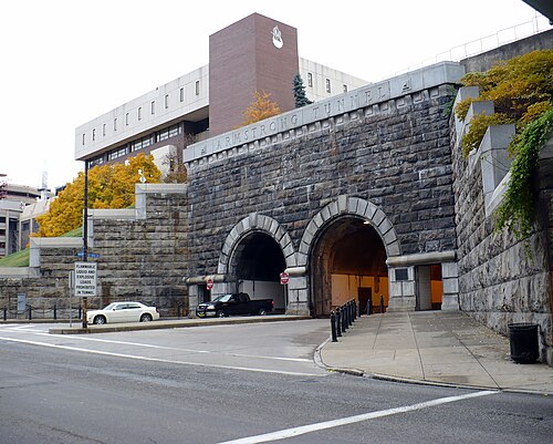 アームストロング トンネルは、1926 年に建設され、フォーブス アベニューと 2 番街の間の S. 10 番街にあります。