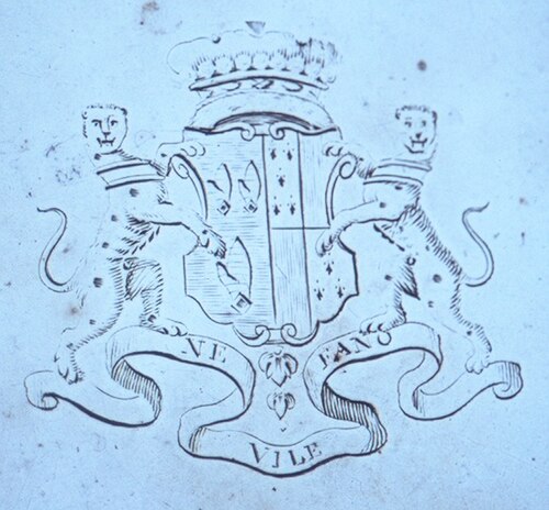 1732年製の銀製のウェイターに描かれた紋章。フェーン家の紋章とスタンホープ家の紋章が組み合わさったもので、チャールズ・フェーンとその妻メアリーへの結婚25周年記念品と思われる。