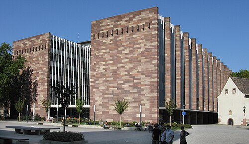 コッレギエンゲバウデ II と大学中央広場