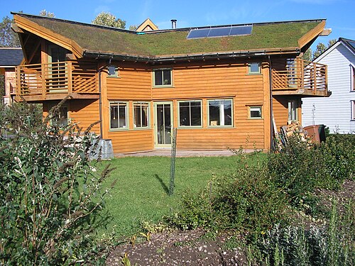 太陽光パネルを備えた緑の屋根、フィンドホーン、スコットランド