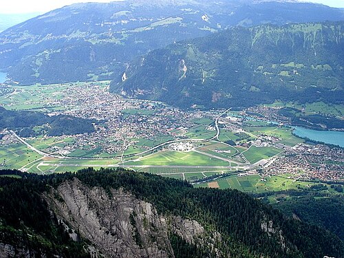 シニゲ・プラッテからベーデリとインターラーケンを見渡す景色。左手にはトゥーン湖、右手にはブリエンツァー湖が見える。