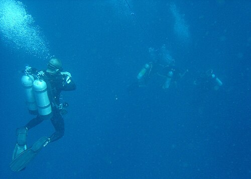 中水深減圧停止中のテクニカルダイバー