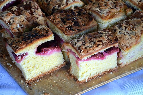 プラム入りプラムケーキのスライス