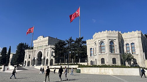 トルコ国旗に隣接し、広場の前にある凱旋門