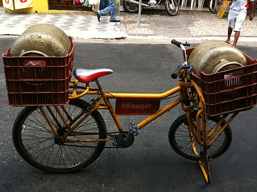 ブラジルのカーゴバイクは非常に頑丈で[要出典]、大型のプロパンガス容器や5×75リットルの水差しなどを運ぶのが一般的です。