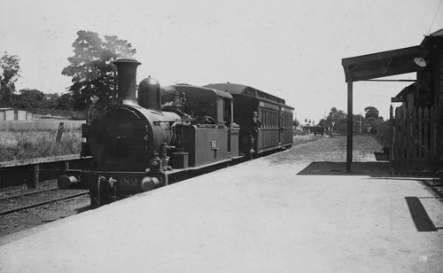 1926 年、プラットホームに停車する蒸気機関車。