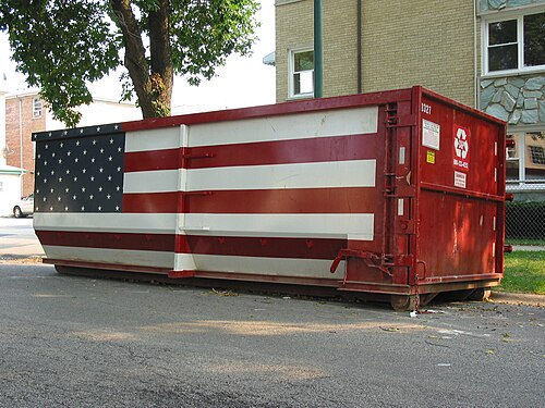 アメリカの国旗に似せて塗装されたシカゴのゴミ箱。