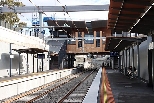 近代的なコンコースと低いプラットフォームを備えたグレンロイ駅の北向きの眺め