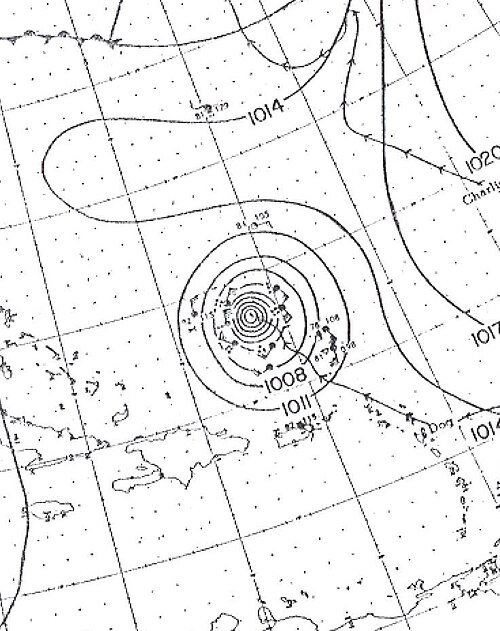 ハリケーン ドッグの描かれた天気図。嵐はプエルトリコの北にあると描写されています。ノースカロライナ州の東端は地図の左上部分に見えます。