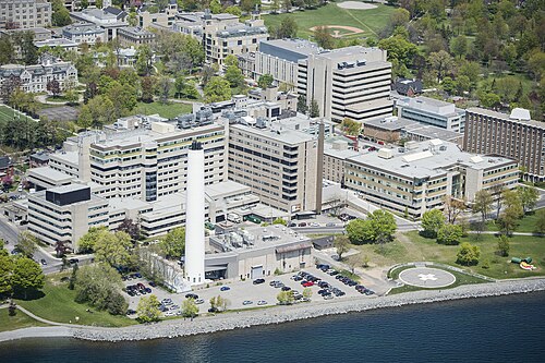 カナダ、オンタリオ州キングストンにあるキングストン健康科学センターのキングストン総合病院敷地の航空写真。