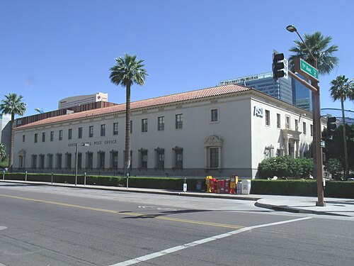 1932 年から 1936 年にかけて建設され、522 N. Central Ave に位置する米国郵便局 / 連邦ビルの別の眺め。この建物は、1990 年 10 月にフェニックスの歴史的建造物に登録されました。1983 年 2 月 10 日には国家歴史登録財に登録され、参照番号は 83002993 です。