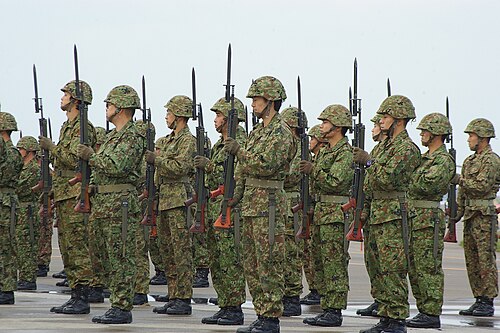 銃剣を装着した豊和式64式小銃を携えた陸上自衛隊歩兵たち。
