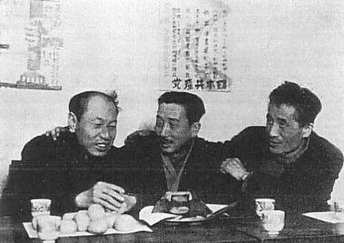 日本共産党の主要幹部３人が座って笑顔を見せている。