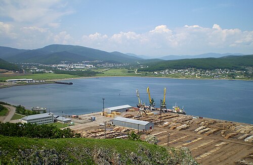 テルネイスキー地区の港から見たプラストゥン村の眺め